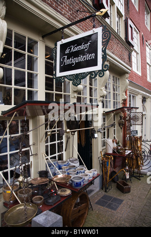 Antiquitätengeschäft mit Artikel zum Verkauf auf dem Bürgersteig in Delft. Niederlande. Stockfoto