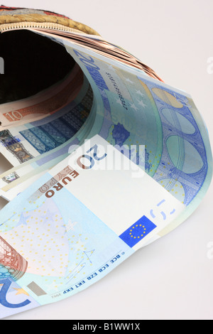 Ein Bündel von Euro in eine Brieftasche Zehner und zwanziger Jahren erschossen im studio Stockfoto