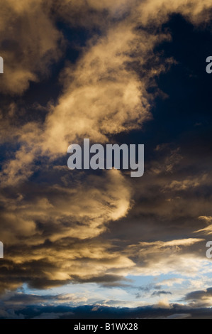Stürmischer Sonnenuntergang Regenwolken in den Highlands von Schottland Stockfoto