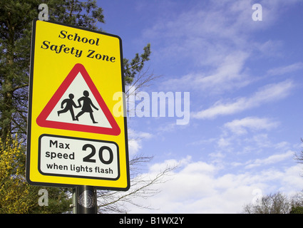 Ein Warnschild am Straßenrand Geschwindigkeit Beschränkung außerhalb einer Schule in Großbritannien. Stockfoto