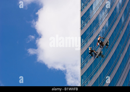 Zwei Männer, die Reinigung von Fenstern des modernen Wolkenkratzers Warschau Polen Stockfoto