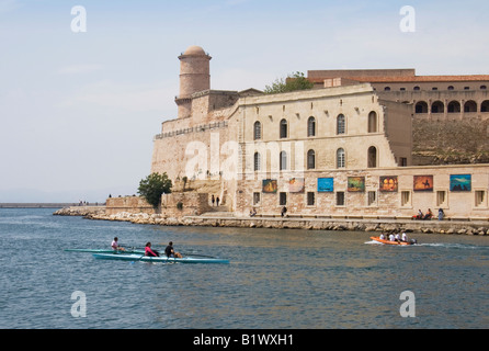 Marseille Hafen Eingang Fort St. Jean mit einer Outdoor-Ausstellung von Gemälden an den Wänden zeigen. Stockfoto