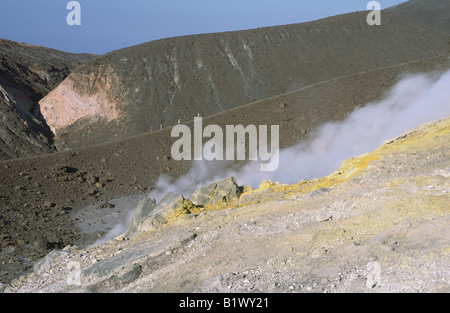 Reisende, die entlang des Grates der Hauptkrater des vulkanischen Insel Vulcano Äolischen Inseln Italiens aufsteigend Stockfoto