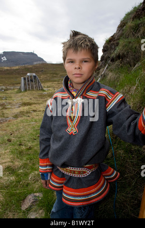 Junge gekleidet in traditionellen Sami Folkdress auf Wurzeln in der Nähe von Hammerfest in Norwegen Stockfoto