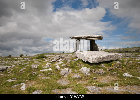 Poulnabrone Durchgang Grab, the Burren, Co. Clare, Irland Stockfoto