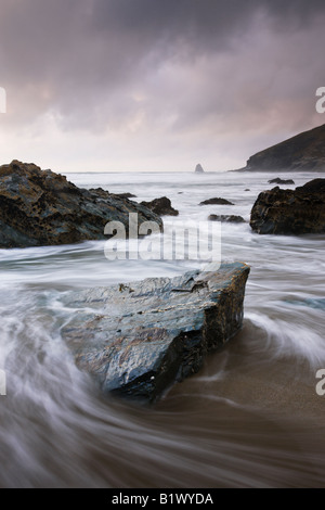 Flut herumwirbelt Felsen am Tregardock Beach North Cornwall England Stockfoto