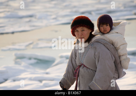 Inuit-Frau mit ihrem Baby im Amauti Tracht in Nordamerika am weitesten nördlichen Gemeinschaft Grise Fiord. Stockfoto