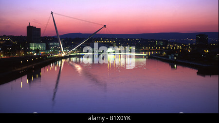 Stadt Brücke und Fluss Usk in der Dämmerung / Nacht Newport Wales UK Stockfoto