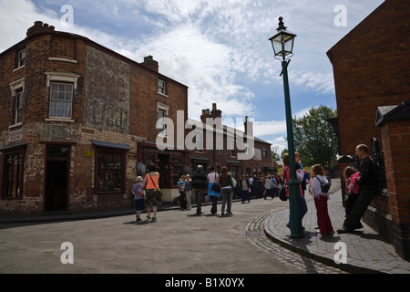 Dorfstraße mit rekonstruierten Gebäuden im Black Country Living Museum, Dudley, West Midlands, England Stockfoto