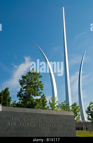 Arlington Virginia // ARLINGTON, Virginia — das United States Air Force Memorial verfügt über drei Türme aus Edelstahl, die 201, 270 und 402 Meter über Arlington, Virginia, ragen. Das 2006 eingeweihte Denkmal dient als erstes nationales Denkmal, das speziell den Männern und Frauen der United States Air Force und ihrer Vorgängerorganisationen gewidmet ist. Die Türme sollen das Bild von Kondensstreifen in Flugzeugen erwecken und den aufsteigenden Geist des Fliegens repräsentieren. Das Denkmal befindet sich auf einem 7,5 Hektar großen Gelände mit Blick auf das Pentagon, die National Mall und Washington, D.C. Stockfoto