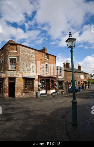 Dorfstraße mit rekonstruierten Gebäuden im Black Country Living Museum, Dudley, West Midlands, England Stockfoto