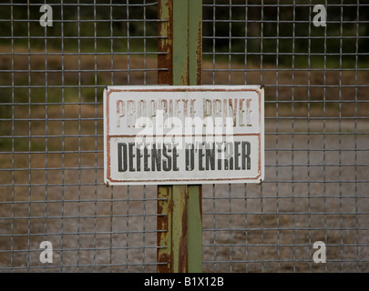 Schild am Eingangstor, in der Nähe von Cahors, Lot, Frankreich Stockfoto