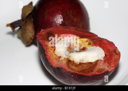 Mangostan-Frucht aufschneiden - Makro Stockfoto