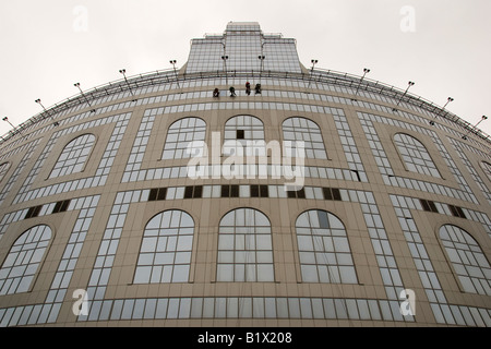 4 Fensterputzer bei Arbeiten auf eine riesige moderne Moskau, Gebäude, Russland. Stockfoto