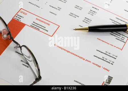 Studioshot der Hitze Abrechnung mit Büromaterial - die Abrechnung ist nicht real!!! Stockfoto