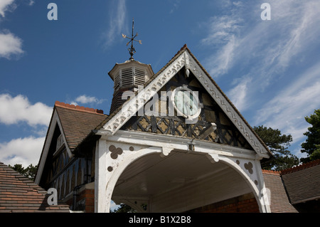 Bletchley Park Stall Hof Eingang zeigt Uhr Bletchley Park Bletchley Milton Keynes Buckinghamshire England UK Stockfoto