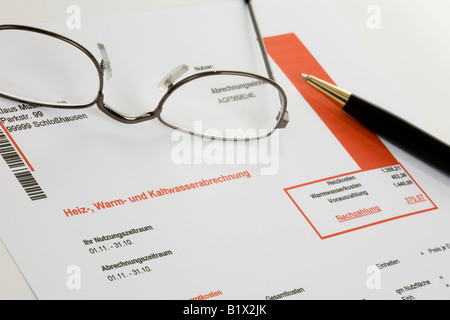 Studioshot der Hitze Abrechnung mit Büromaterial - die Abrechnung ist nicht real!!! Stockfoto