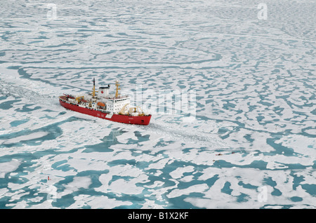 CCGS Amundsen Schiff der kanadischen Küstenwache Icebreaker und Arktisforschung.  Gesehen im Amundsen Golf.  Frühling Zeit Eis. Stockfoto