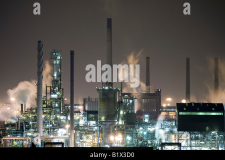 Nacht Schuss Rauch & Dampf Emissionen im ehemaligen ICI industrielle Wilton-Werk in Billingham, nr Middlesbrough, Teesside, UK Stockfoto