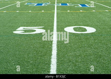 Nahaufnahme von der 50-Yard-Linie auf ein neues Fußballfeld Stockfoto