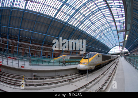 Eurostar-Züge am Bahnsteig in St Pancras Station London England UK United Kingdom GB Großbritannien britischen Inseln Europa EU Stockfoto