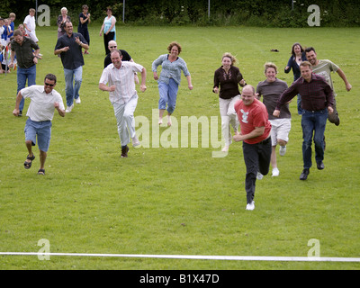 Erwachsene, die Teilnahme an einem Hoffnung Rennen auf Schule-Sport-event Stockfoto