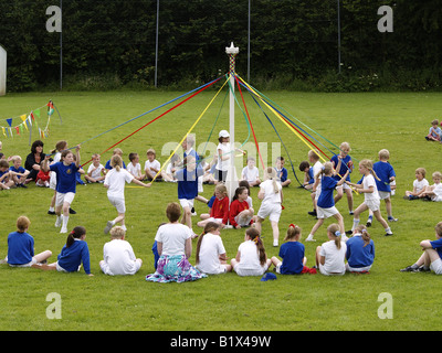 Schulkinder aus der Markus Schule, Cornwall. Tanz um den Maibaum Stockfoto