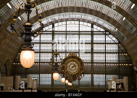 Innere des Musee d ' Orsay D Orsay Art Gallery and Museum zeigt große Uhr Paris Frankreich Europa EU Stockfoto