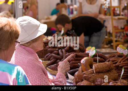 Wurst-Stand auf der Lebensmittelmesse in Nowy Swiat Straße mit polnischen Spezialitäten Warschau Polen Stockfoto