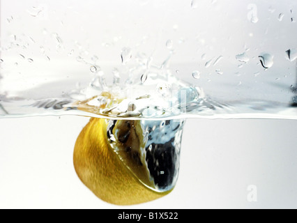 Kiwi in klarem Wasser fallen Stockfoto