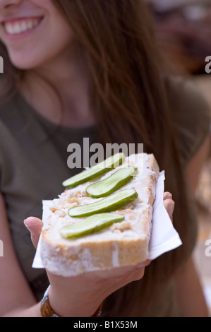 Junges Mädchen hält einen Sandwich während Essen fair in Nowy Swiat Straße mit polnischen Spezialitäten Warschau Polen Stockfoto