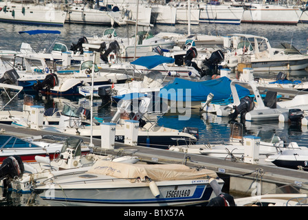 Horizontale erhöhten Blick auf eine belebten Marina mit teuren Yachten und Schnellboote, die neben dem Steg festgemacht, an einem sonnigen Tag Stockfoto