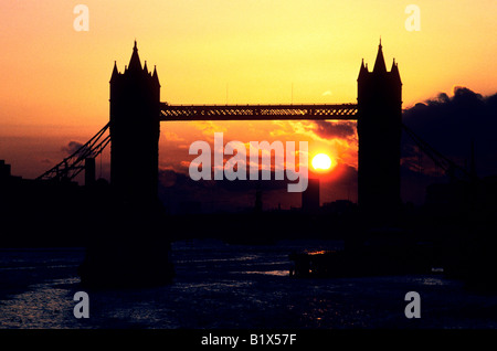Tower Bridge Sonnenuntergang Dämmerung London Silhouette River Thames England UK Abend Stockfoto