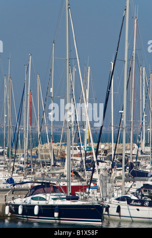 Vertikale erhöhte Ansicht über einen geschäftigen Hafen mit vielen teuren Yachten festgemacht an einem sonnigen Tag in einer Reihe neben dem Steg Stockfoto