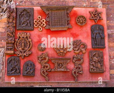 Traditionelles Kunsthandwerk aus Holz, angezeigt in Bhaktapur-Kathmandu-Tal-Nepal-Asien Stockfoto