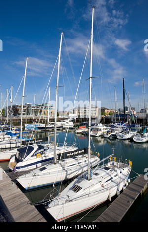 Luxus-Yachten vor Anker an der Ocean Village Marina Southampton Hampshire in England Stockfoto