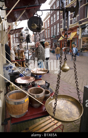 Antiquitätengeschäft mit Artikel zum Verkauf auf dem Bürgersteig in Delft. Niederlande. Stockfoto