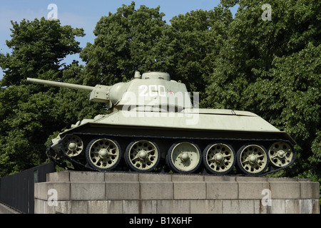 Berlin Deutschland das Sowjetische Ehrenmal im Tiergarten erinnert an Soldaten der Roten Armee getötet in der Schlacht um Berlin 1945 Stockfoto