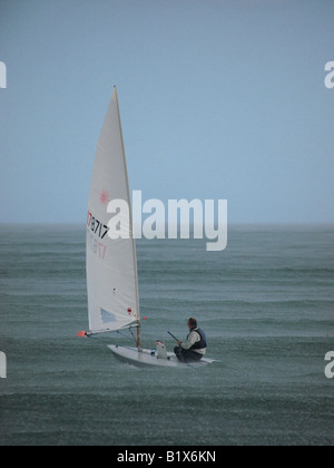 Jolle in Regen Stockfoto