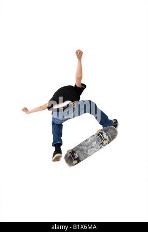 Skateboarder machen einen Kickflip mit seinem Schuss im Studio an Bord und isoliert auf weiss mit Bewegungsunschärfe Stockfoto