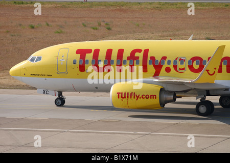 TUI fliegen Boeing 737 Urlaub Charta Jet kommerzielle Fluglinie Flugzeug Passagierflugzeug am Flughafen Berlin-Tegel Deutschland taxying Stockfoto