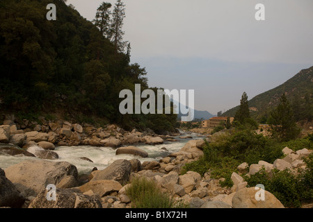 Merced River fließt durch den Yosemite National Park vorbei an der Stadt von El Portal, Kalifornien, USA an einem dunstigen Sommermorgen. Stockfoto