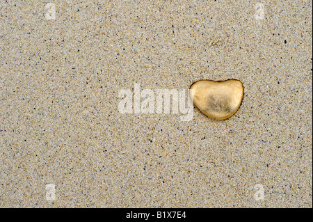 Goldenes Herz geformte Kiesel am Strand bei South Harris, äußeren Hebriden Schottland Stockfoto