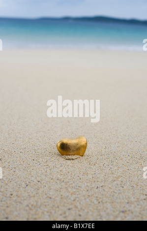 Goldenes Herz geformte Kiesel am Strand bei South Harris, äußeren Hebriden Schottland Stockfoto