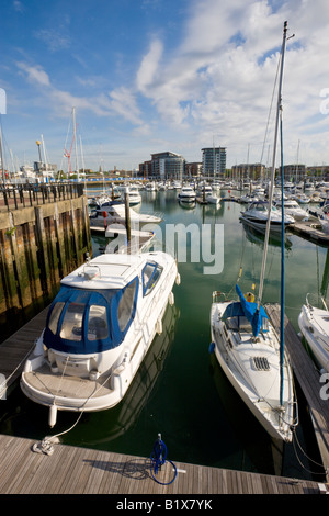 Yachten und Luxus-Cruiser, festgemacht an der Ocean Village Marina Southampton Hampshire in England Stockfoto