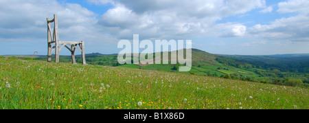 Die riesen Stuhl mit Blick auf widecombe Tal bei natsworthy auf Dartmoor Nationalpark im Panoramaformat Kunst im öffentlichen Raum Stockfoto