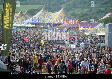 Menschenmassen auf dem Glastonbury festival Stockfoto