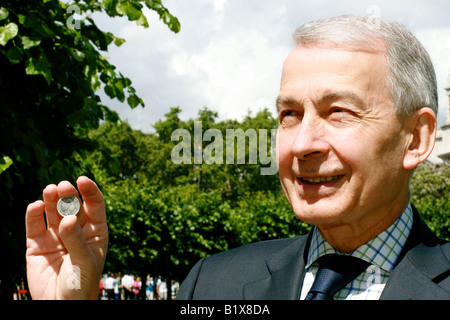 Frank Field hält eine zehn Pence Münze nach Führungsrolle im Kampf gegen die Regierung 10 p-Steuer vorgeschlagen. Stockfoto