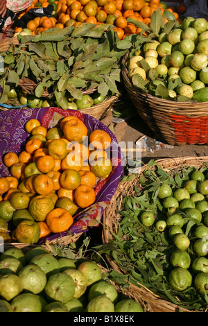 Körbe mit Obst auf dem Display auf einem Markt in Udaipur, Indien Stockfoto