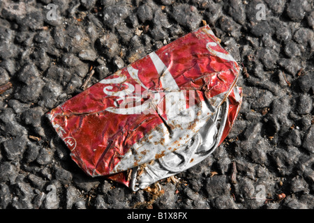 Coca Cola können flach auf der Straße gemahlen Stockfoto